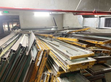 Hậu trường thu mua: 1 ngày tháo hơn 20 bộ cửa nhôm kính